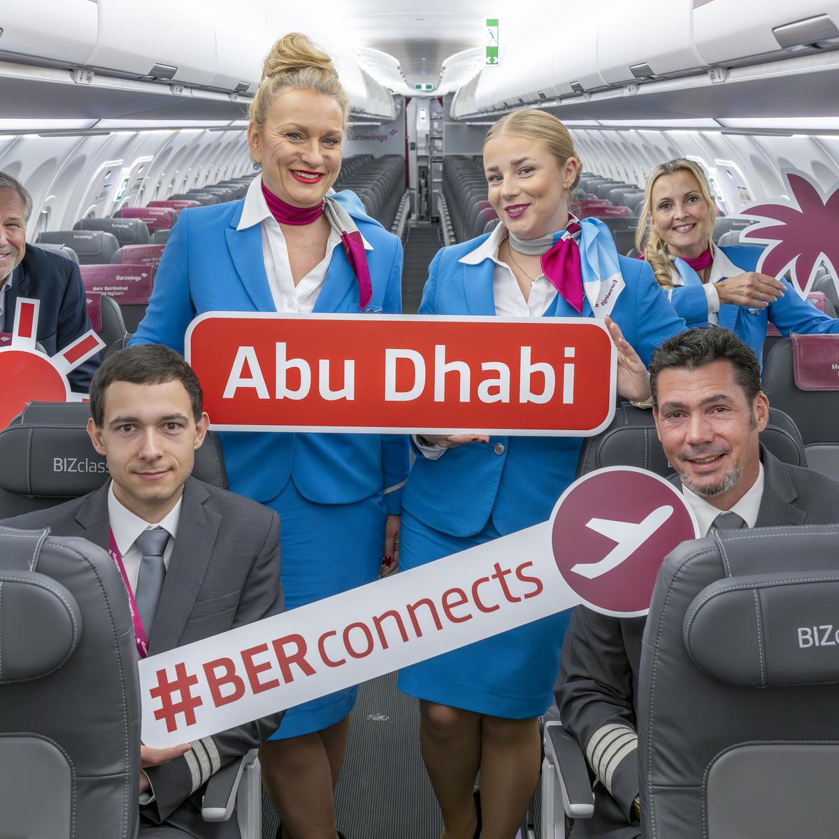 Im Bild: Andreas Ley, Senior Manager Business Development Aviation, Flughafen Berlin Brandenburg GmbH (1.v.l.) und die Eurowing-Crew des ersten Flugs nach Abu Dhabi