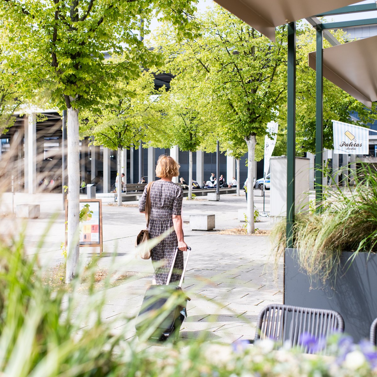 Sommerflugplan ab Flughafen Berlin Brandenburg - Image: Willy-Brandt-Platz vor Terminal 1