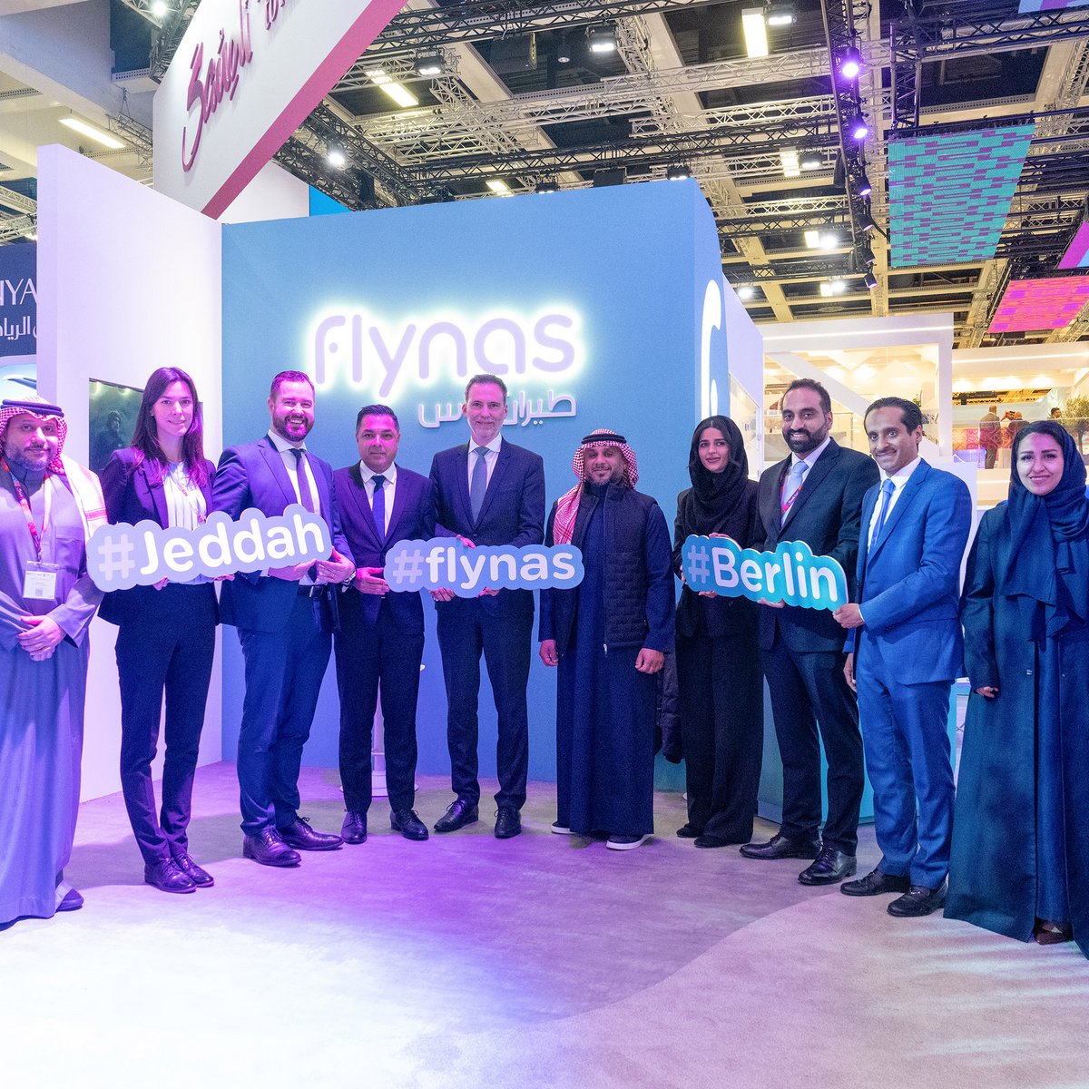 Bild zur Nachricht "Nonstop nach Saudi-Arabien" mit folgenden Personen; Sara Ruiz Padovan, Business Development Aviation, Flughafen Berlin Brandenburg GmbH (3.v.l.), Thomas Hoff Anderson, COO, Flughafen Berlin Brandenburg GmbH (4.v.l.), Majid Khan, CEO, Air Connectivity Program (5.v.l.), Stefan Magiera, COO, flynas (6.v.l.), Rashed Alshammari, Vice President Commercial, Air Connectivity Program (4.v.r.), Abdulilah Aleadi, VP of International Sales, flynas und Nasser Ahmed AlMushaisen (3.v.r.), Regional Sales Manager Europe & KWI, flynas (1.v.r.) am Messestand von Saudi-Arabien.