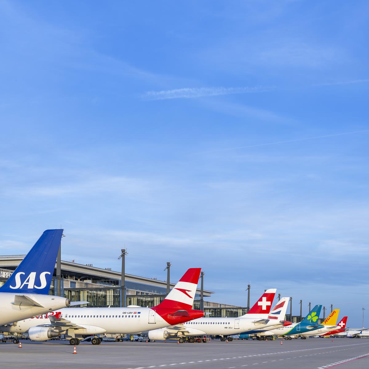 Promobild zur Nachricht: FBB sichert vorzeitig Refinanzierung über 1,2 Milliarden Euro, verschiedene Flugzeuge auf dem Vorfeld vom BER