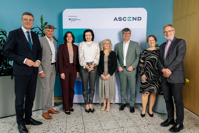 V.l.n.r.: Patrick Cramer (MPG), Karsten Reuter (FHI), Fatma Deniz (TU-Berlin), Forschungsministerin Dorothee Bär, Michelle Browne (HZB), Bernd Rech (HZB), Saskia Vormfelde (HZB), Martin Keller (Helmholtz-Gemeinschaft)