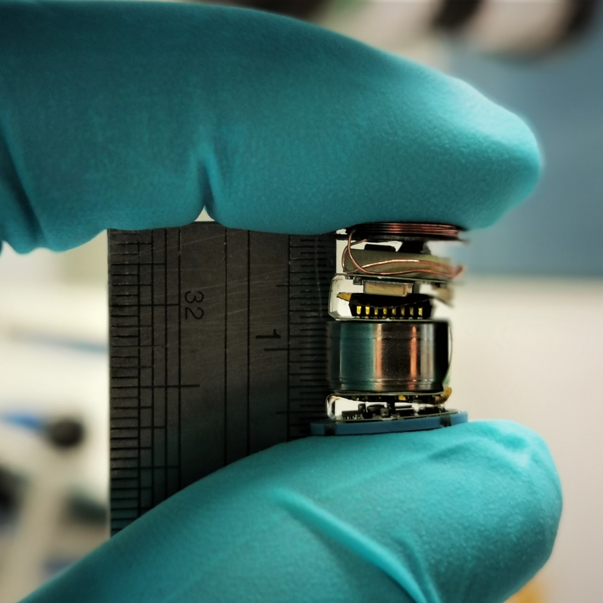 Bild zeigt einen IoT-Sensor, der klein wie ein Bonbon ist und zukünftig dabei helfen soll, Schwachstellen bei Menschen und Maschinen schneller und besser zu finden