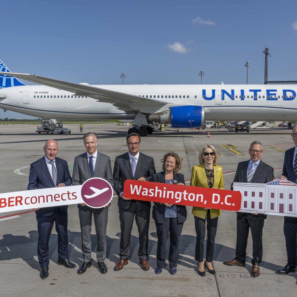 Erstflug United Airlines nach Washington. Vor der Maschine befinden sich folgende Personen: Kai Wegner, Regierender Bürgermeister von Berlin; Kay Lindemann, Leiter Konzernpolitik und Bevollmächtigter des Vorstands, Deutsche Lufthansa; Parlamentarischer Staatssekretär Oliver Luksic, MdB beim Bundesminister für Digitales und Verkehr; Aletta von Massenbach, Vorsitzende der Geschäftsführung der Flughafen Berlin Brandenburg GmbH; Dr. Amy Gutmann, US-Botschafterin in der Bundesrepublik Deutschland; Thorsten Lettnin, Director Sales Continental Europe, Middle East, Africa, India and Israel, United Airlines; Dr. Dietmar Woidke, Ministerpräsident des Landes Brandenburg
