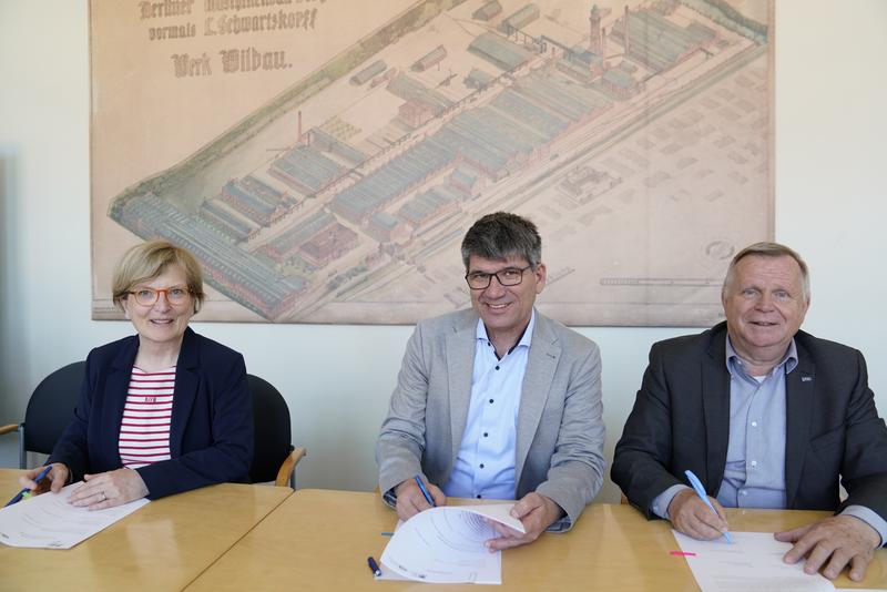 Folgende Personen bei der Unterzeichnung des Kooperationsvertrags der TH Wildau, vertreten durch die Präsidentin Prof. Dr. Ulrike Tippe, und des Helmholtz-Zentrum Berlin für Materialien und Energie, vertreten durch den wissenschaftlichen Geschäftsführer Prof. Dr. Bernd Rech (Mitte) und den kaufmännischen Geschäftsführer Thomas Frederking