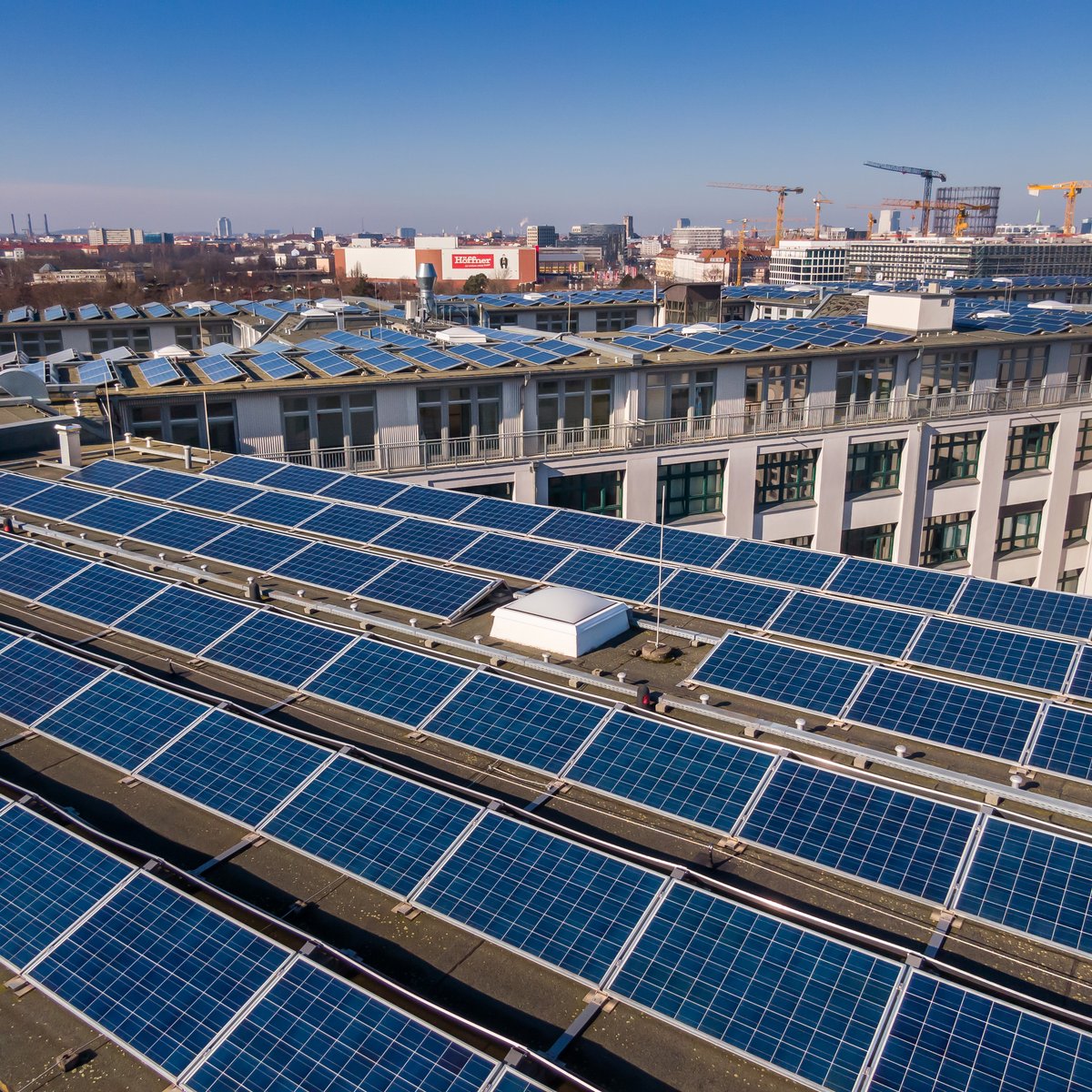 Luftaufnahme Genestrasse Berlin Dächer mit Solaranlagen