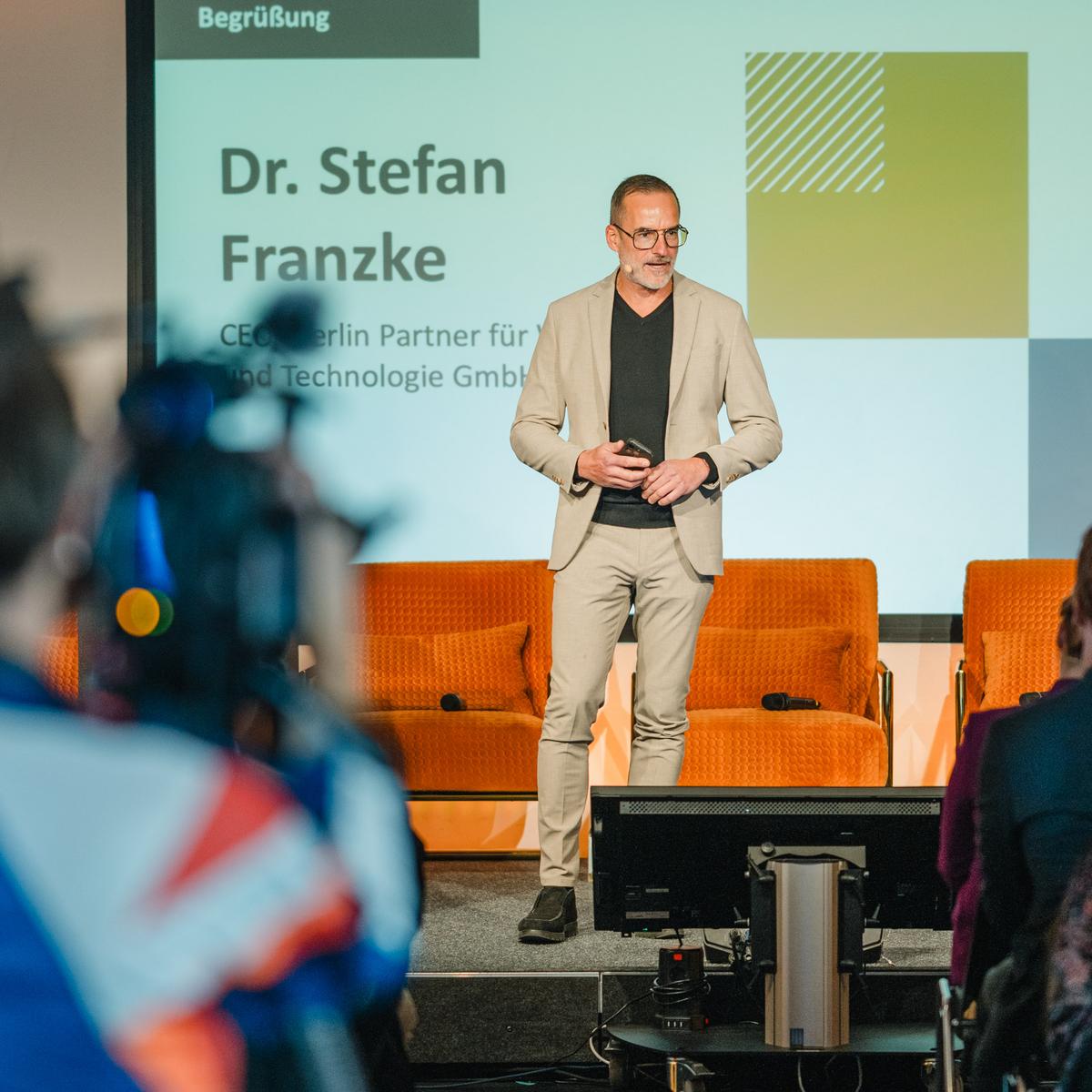 Dr. Stefan Franzke hält die Eröffnungsrede des AI Berlin Hub.