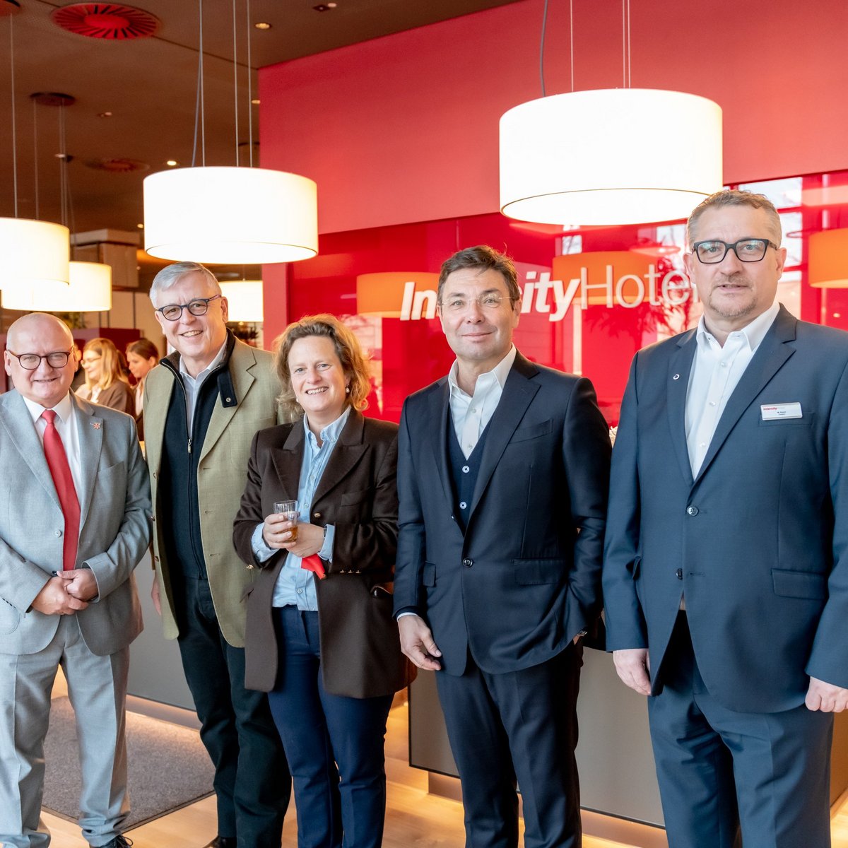 symbolischer Banddurchschnitt bei der Eröffnung des Intercity Hotels am BER