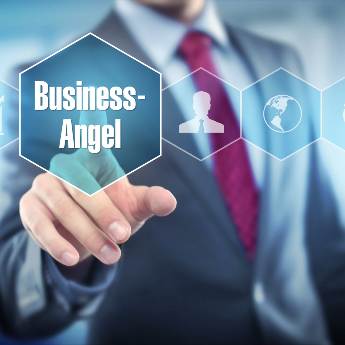 verschwommener Mann im Anzug drückt auf eine grafisches Symbol, auf dem business Angel steht.