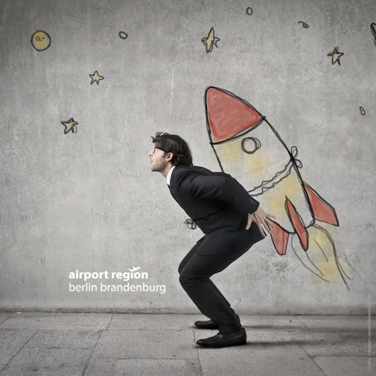 Bild zeigt business man  mit einer gemalten rakete auf dem Rücken. Es sieht aus als würde er starten. Das Bild ist ein Sinnbild für die Gründung eines Unternehmen und das Durchstarten.