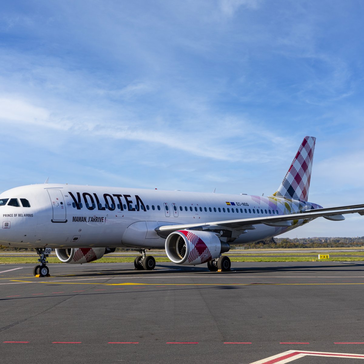 Flugzeug der spanischen Airline Volotea auf dem Rollfeld