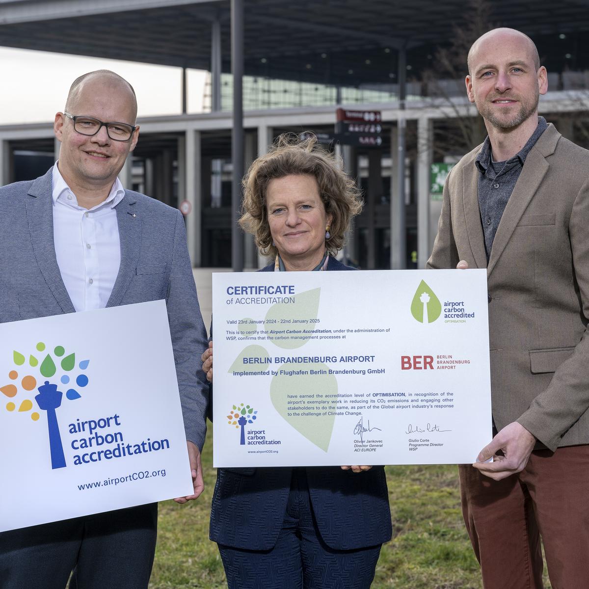 Dr. Arne Diedrich (Nachhaltigkeitsmanager Flughafen Berlin Brandenburg GmbH), Aletta von Massenbach, (Vorsitzende der Geschäftsführung der Flughafen Berlin Brandenburg GmbH) und Anton Förtsch (Nachhaltigkeitsmanager Flughafen Berlin Brandenburg GmbH) (v.l.n.r.) nahmen das Zertifikat entgegen.