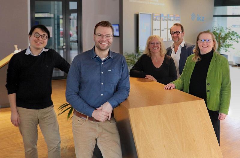 Folgende Personen stehen zusammen an einem Tisch: Dr. Ta-Shun Chou, Dr. Andreas Popp, Dr. Maike Schröder, Prof. Dr. Thomas Schröder, Dr. Janet Zapke