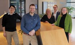 Folgende Personen stehen zusammen an einem Tisch: Dr. Ta-Shun Chou, Dr. Andreas Popp, Dr. Maike Schröder, Prof. Dr. Thomas Schröder, Dr. Janet Zapke