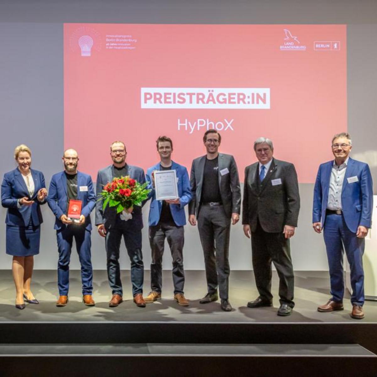 Bild zeigt die Preisträger des Innovationspreises Berlin Brandenburg mit Vertretern der Politik.