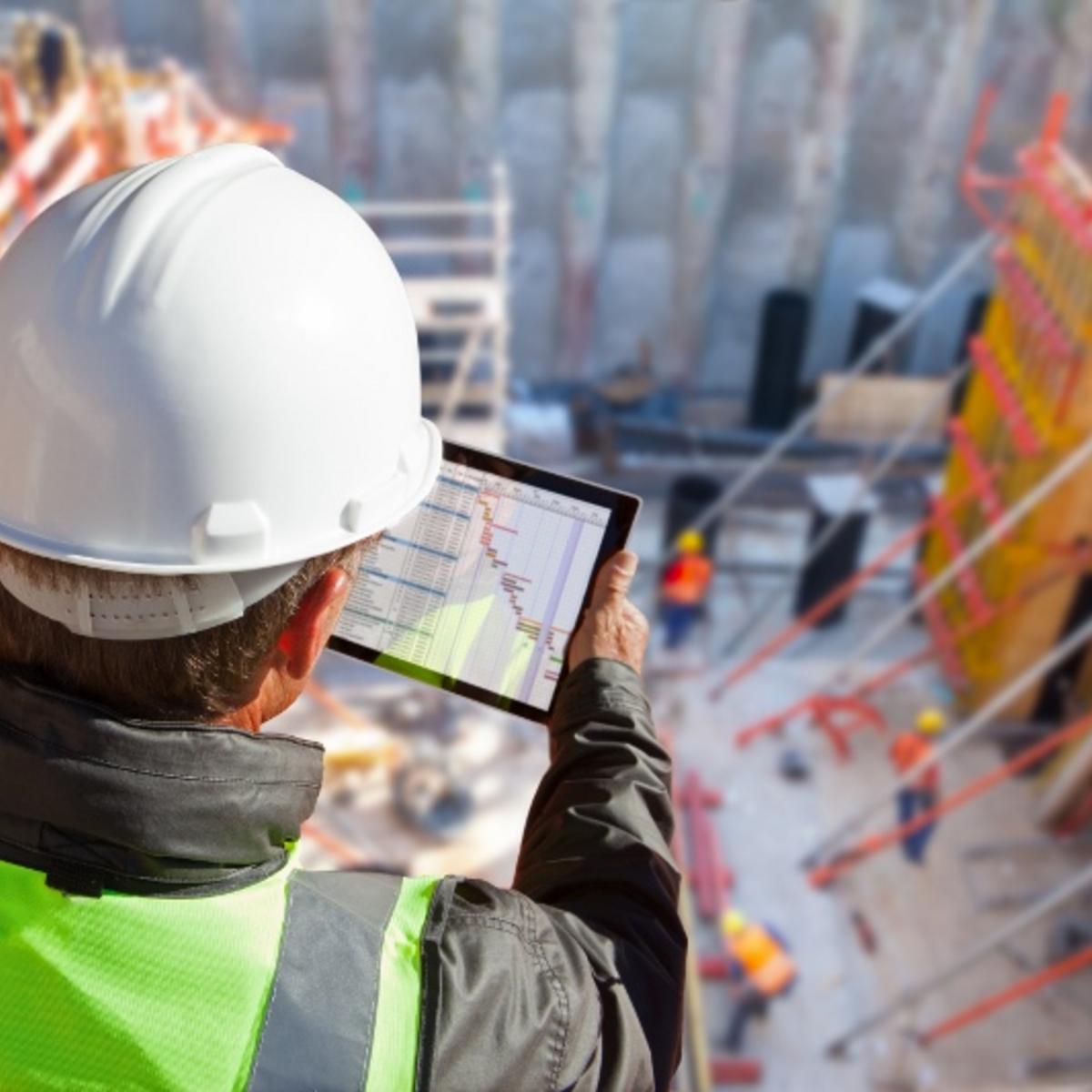 Werbebild für den Beitrag zu "PRIMUS erwirbt erneut Grundstück für Mietwohnungsbau in Berlin" - Architekt bei der Bauplanung