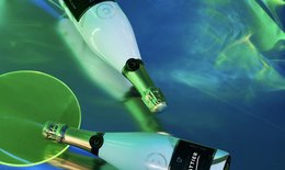 Das Bild zeigt zwei Champagnerflaschen, die durch besondere Labels illuminiert sind. Dies gelingt durch eine besondere Halbleitertechnologie einer Berliner Firma.