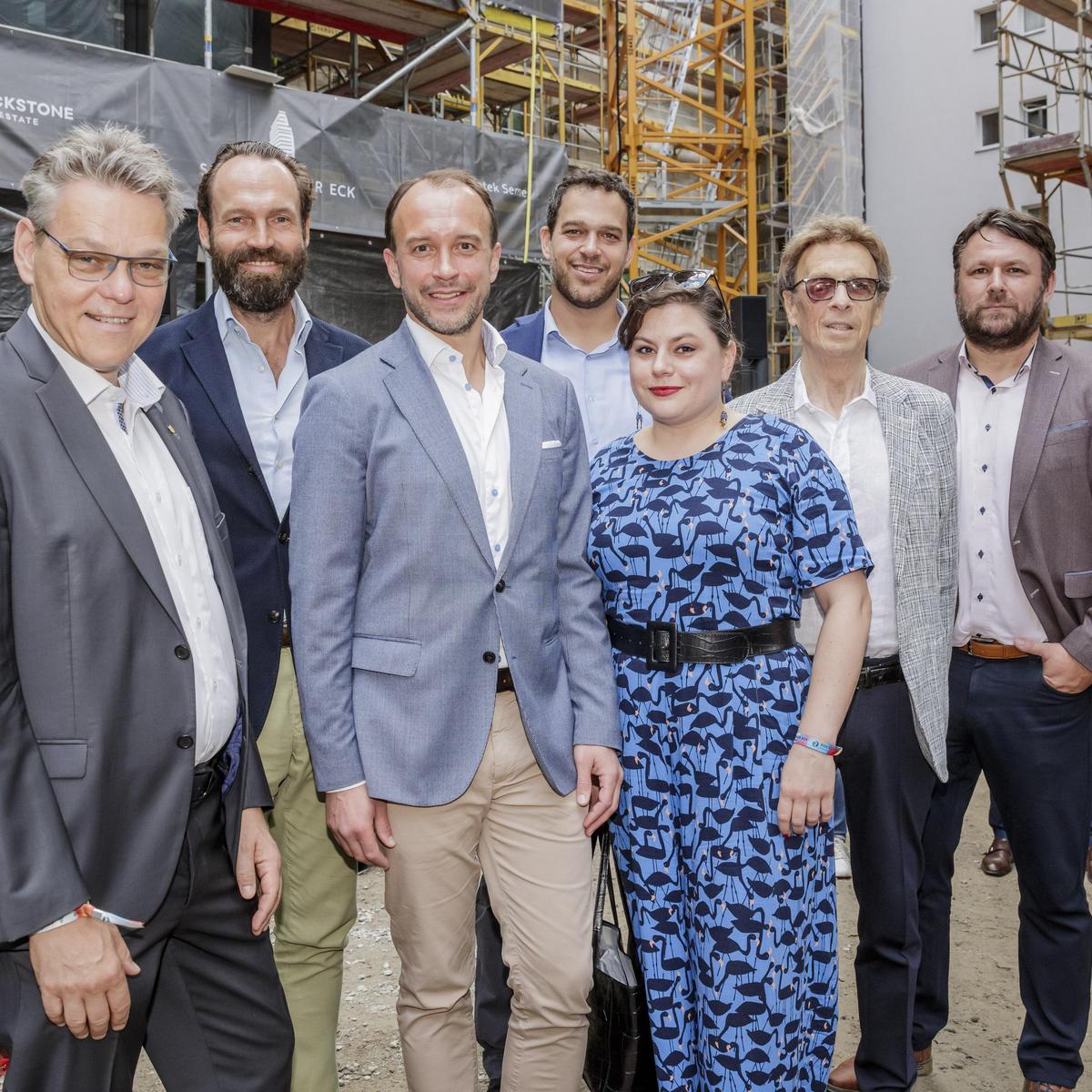 Die Projektbeteiligten feierten mit mehr als 200 Gästen aus Wirtschaft, Politik und Verwaltung das Richtfest beim Schöneberger Eck. (v.l.n.r.: Jörn Oltmann, Bezirksbürgermeister Tempelhof-Schöneberg; Dietrich E. Rogge, Gründer & CEO, ROCKSTONE; Florian Sakowski, Geschäftsführer und Partner ROCKSTONE; Rouven Semel, GbR Kotek/Semel, Eva Majewski, Bezirksstadträtin Tempelhof Schöneberg; Nathan Kotek, GbR Kotek/Semel; Ingmar Linde, WOLFF & MÜLLER).