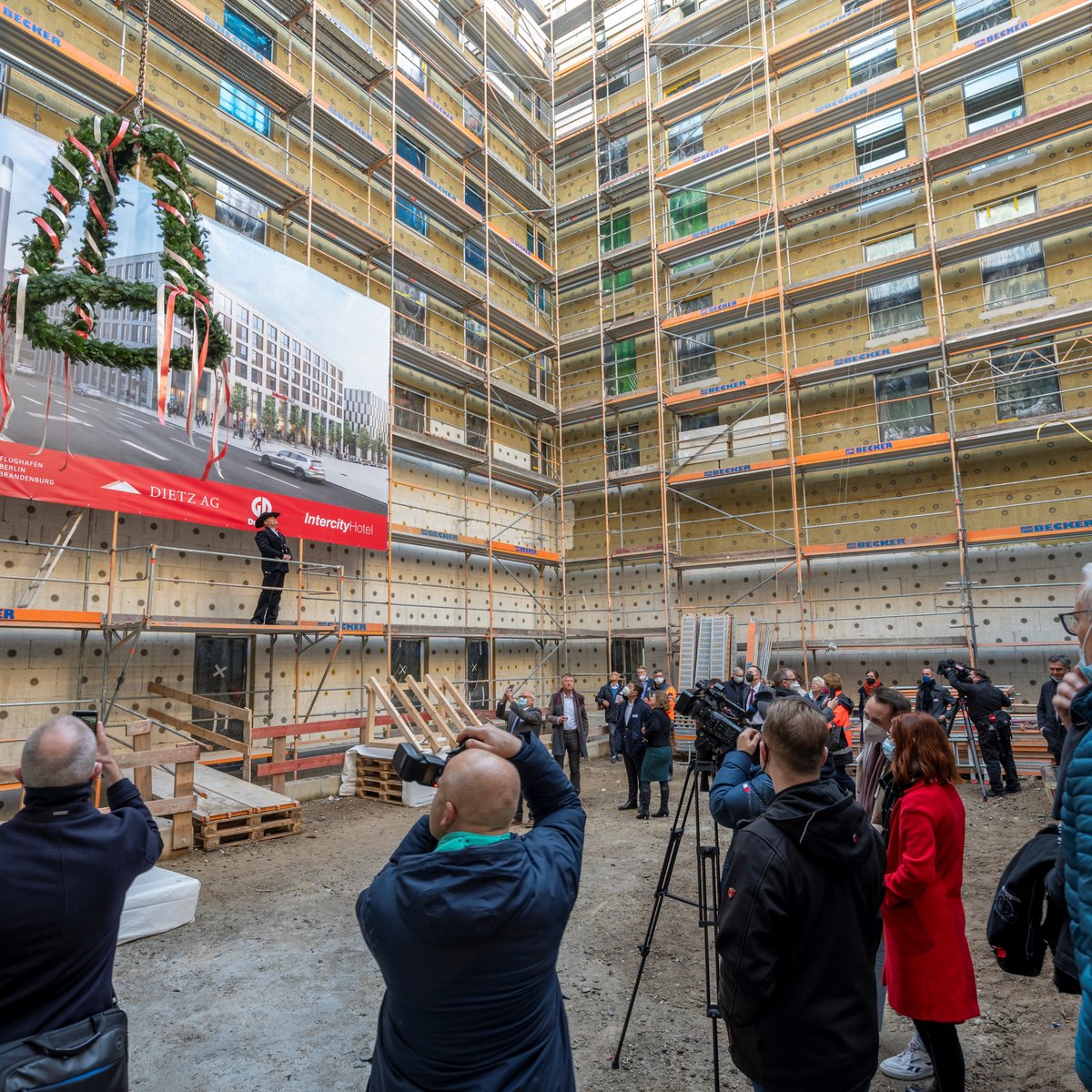 Richtfestzeremonie des IntercityHotels am BER