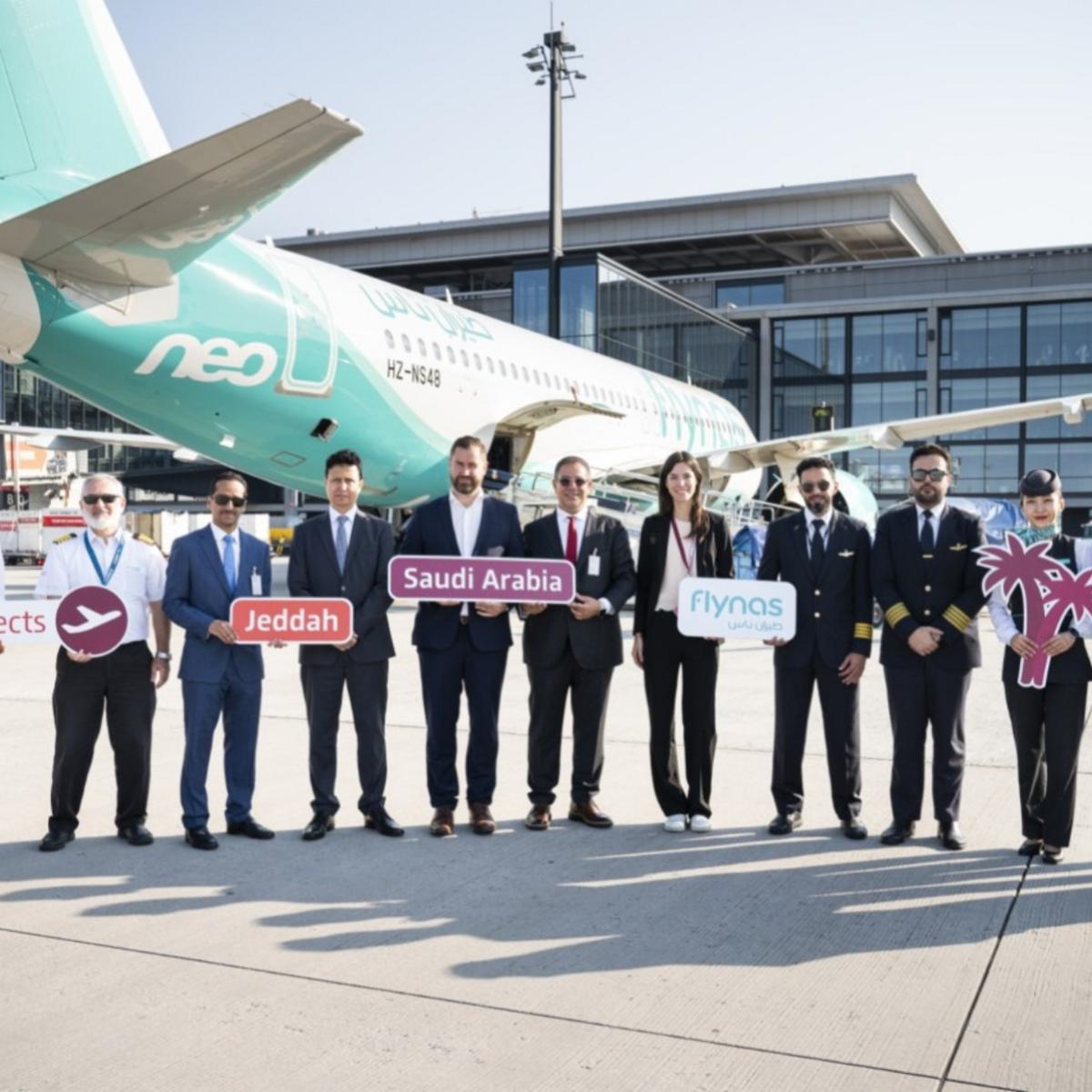 Crew auf dem Vorfeld des BER vor einem Airbus 320neo der saudischen Fluggesellschaft flynas