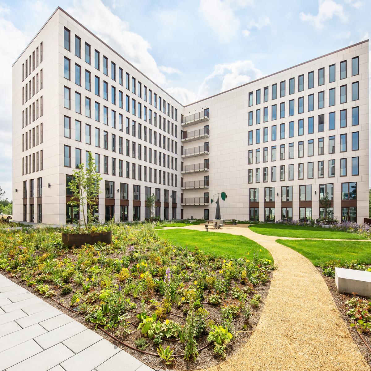 Foto mit Grünanlage von THE UNIQUE im Gatelands Businesspark Kienberg