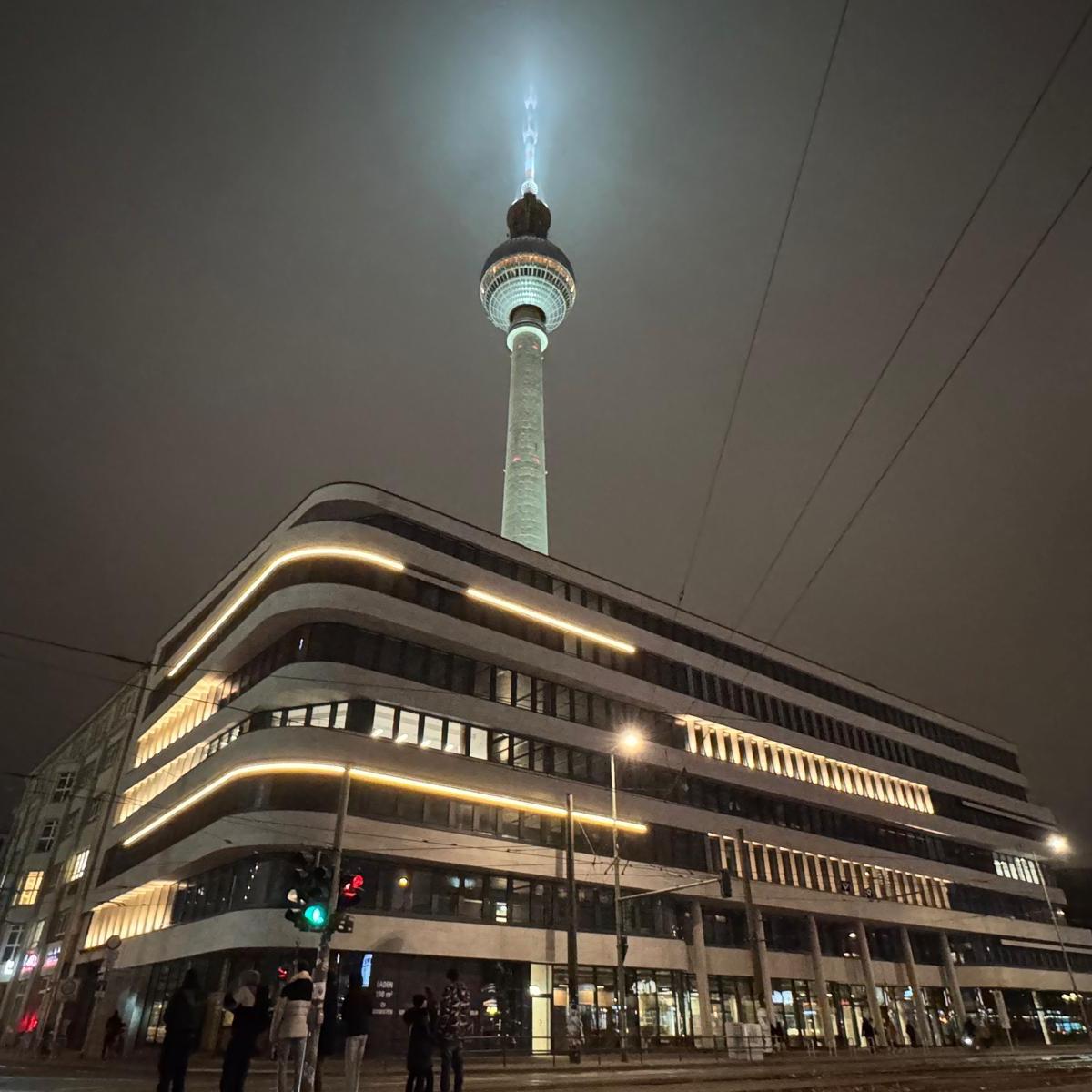 Nachtfoto vom „C1 – The Midtown Office Hub“ am Berliner Alexanderplatz