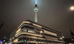 Nachtfoto vom „C1 – The Midtown Office Hub“ am Berliner Alexanderplatz
