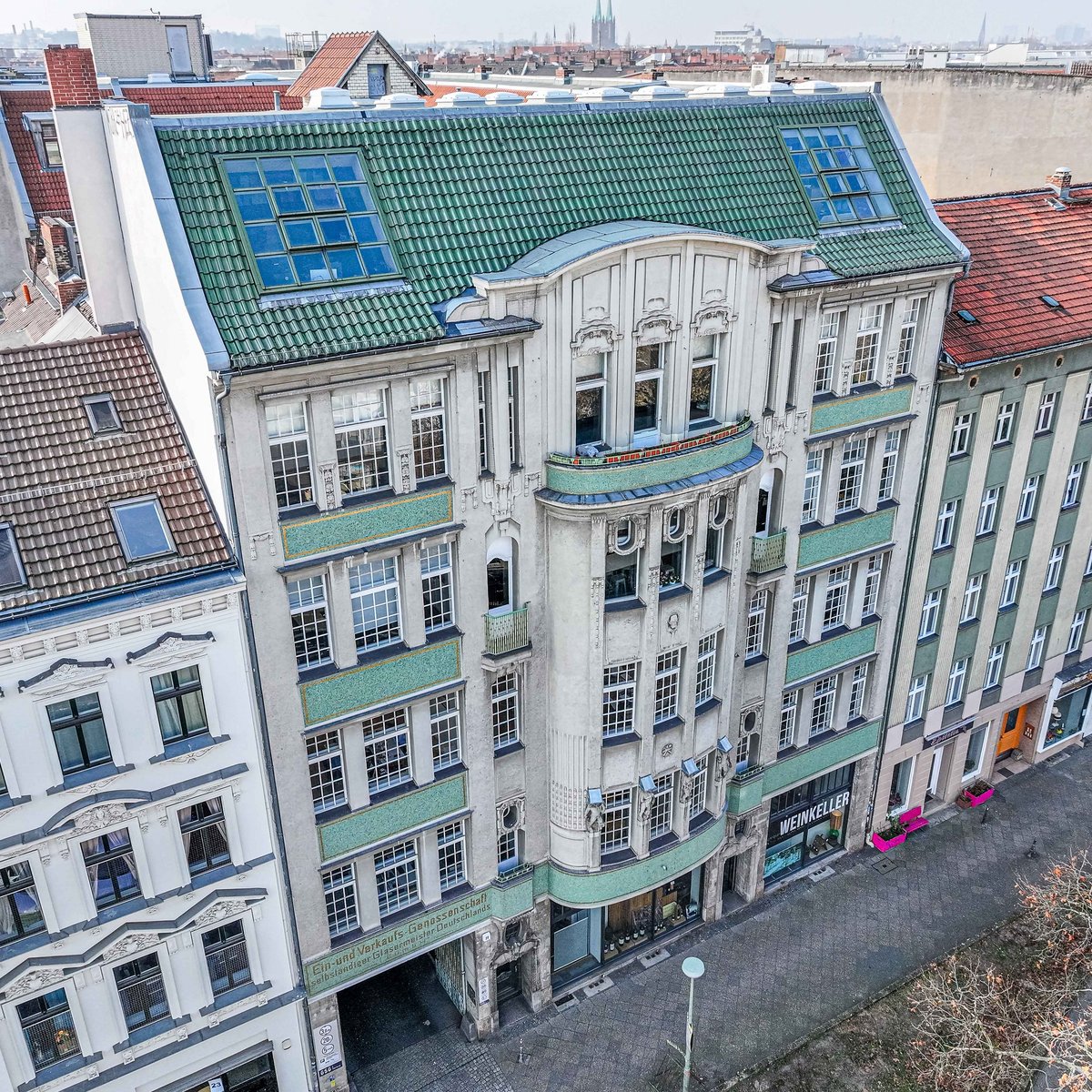 Frontansicht der Glaser-Höfe, eines historischen Jugendstilgebäudes in Berlin-Kreuzberg.