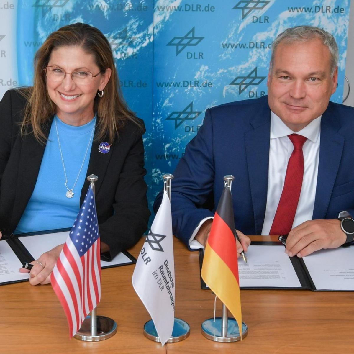 Catherine Koerner von der NASA und Dr. Walther Pelzer vom DLR unterzeichnen am 18. September 2024 eine Vereinbarung zur Teilnahme eines deutschen Kleinsatelliten an der Artemis-II-Mission.