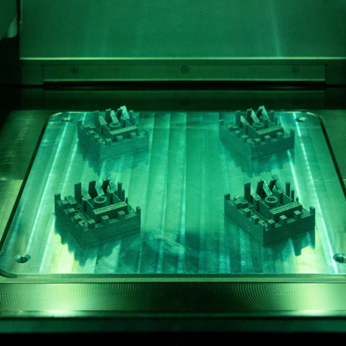 Filigrane 3D-gedruckte Metallbauteile auf einem Scanner zur Qualitätsprüfung in der Luftfahrt