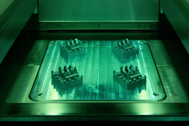 Filigrane 3D-gedruckte Metallbauteile auf einem Scanner zur Qualitätsprüfung in der Luftfahrt