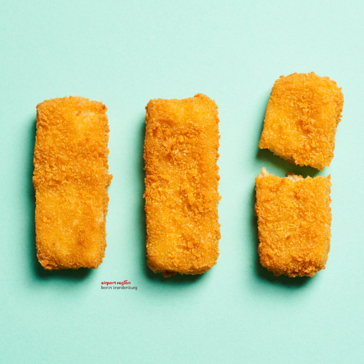 Das Bild zeigt Fischstäbchen, die aus Forellenzellen hergestellt werden, eine nachhaltige Art der Fischproduktion.