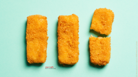 Das Bild zeigt Fischstäbchen, die aus Forellenzellen hergestellt werden, eine nachhaltige Art der Fischproduktion.