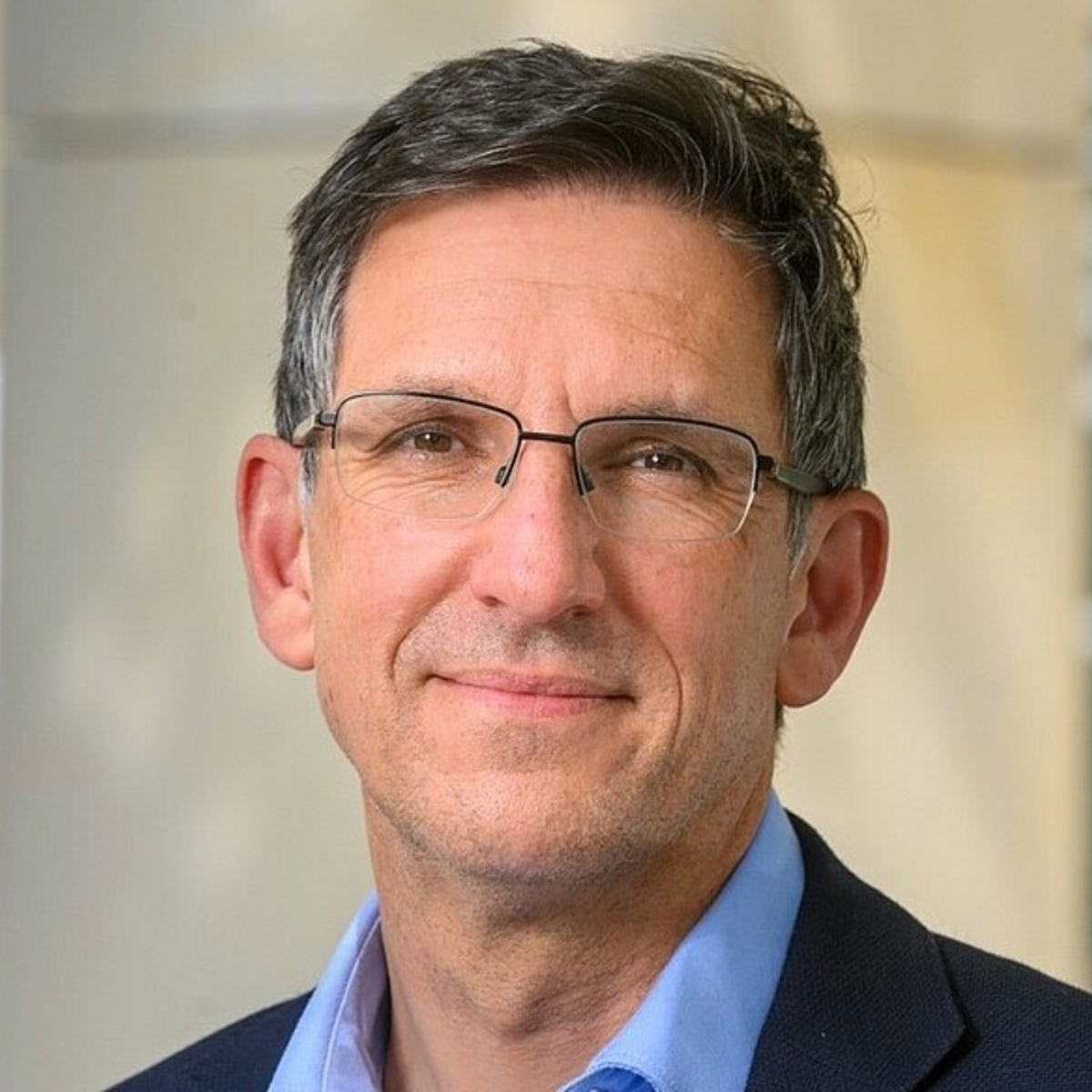 Foto vom Forscher Ludovic Vallier - nahaufnahme Kopf eines Mannes mit grauen Haaren und Brille