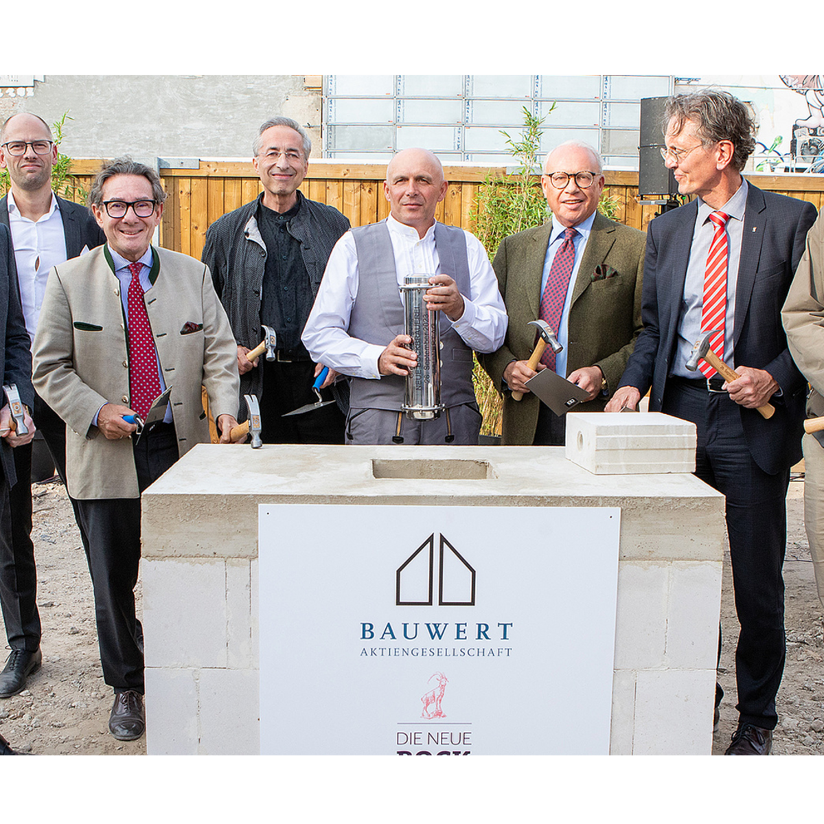 v.l.n.r. Daniel Herrmann, Frank Kulawig, Michael Staudinger, Sergei Tchoban, Grundsteinmeister, Dr. Jürgen Leibfried, Senator Christian Gaebler, Baustadtrat Florian Schmidt 