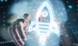 Bild zeigt eine Animation: im Hintergrund sieht man verschwommen den Oberkörper und den ausgestreckten Arm und die Hand einer Person. Die Hand klickt auf etwas. Im Vordergrund sieht man ein Piktogramm einer Rakete, die startet und eine Art Netzwerk drumherum. Diese Grafik symbolisiert ein neu gegründetes Unternehmen auf Erfolgskurs (Startup).