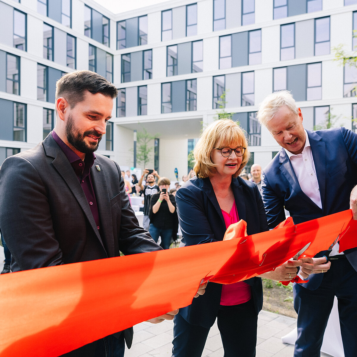Bezirksstadtrat Marco Brauchmann, Kanzlerin Ursula Schwill und UVB-Hauptge-schäftsführer Christian Amsinck (v. li.) bei der Einweihung des neuen Domizils der bbw Hochschule