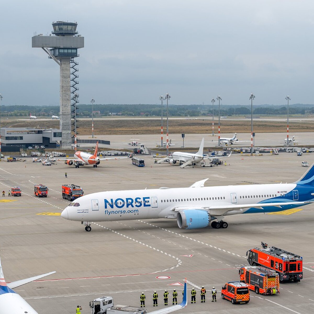 Feierlich wurde die Boeing 787-9 Dreamliner von Norse Atlantic Airways von der Flughafenfeuerwehr begleitet.