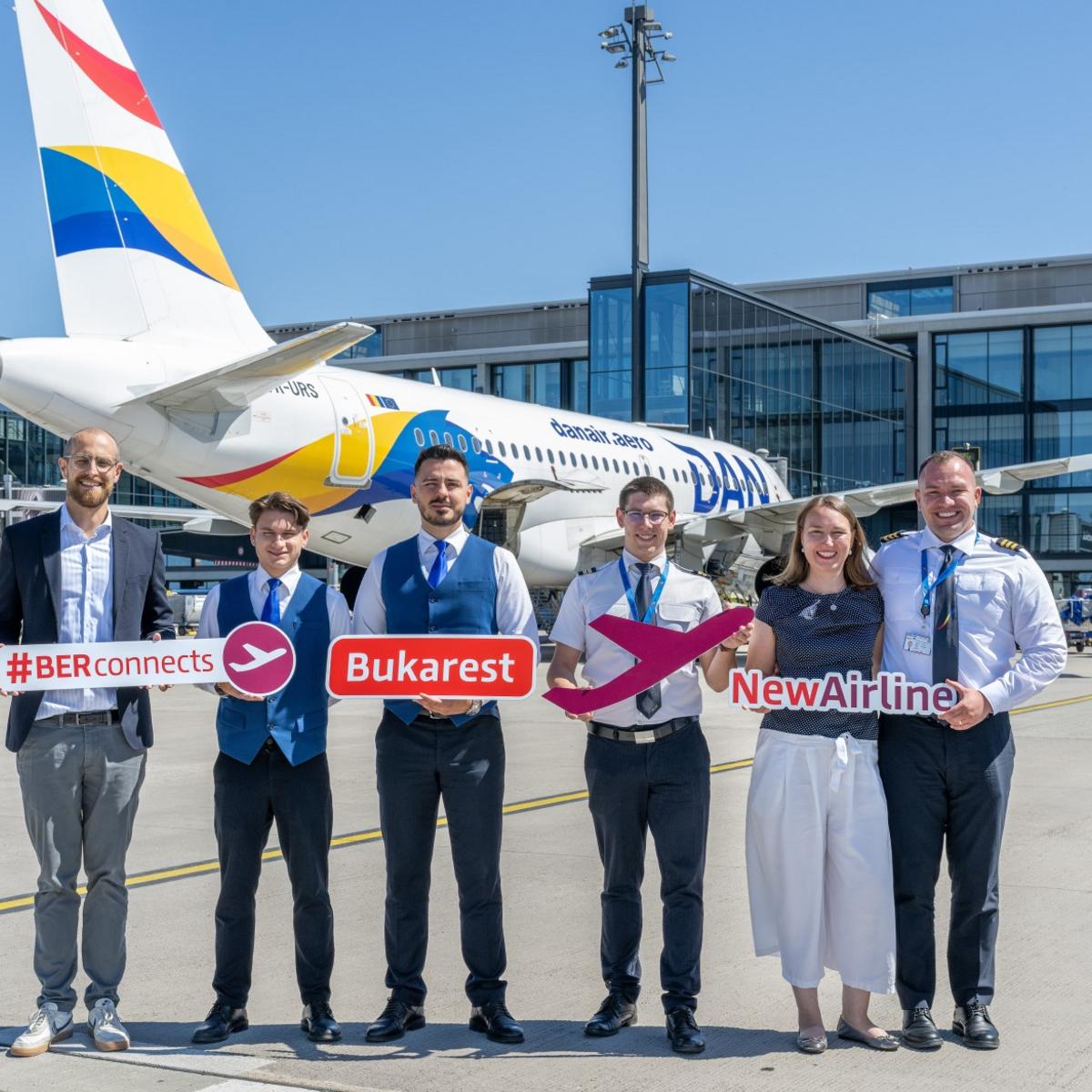 Im Bild vor einem Dan Air Flugzeug: Johannes Mohrmann, Senior Manager Business Development Aviation, Flughafen Berlin Brandenburg GmbH (1.v.r.), Diana Wesser, Sales and Marketing Manager, Dan Air GSE Friends Touristik Marketing (2.v.l.) und Crew.