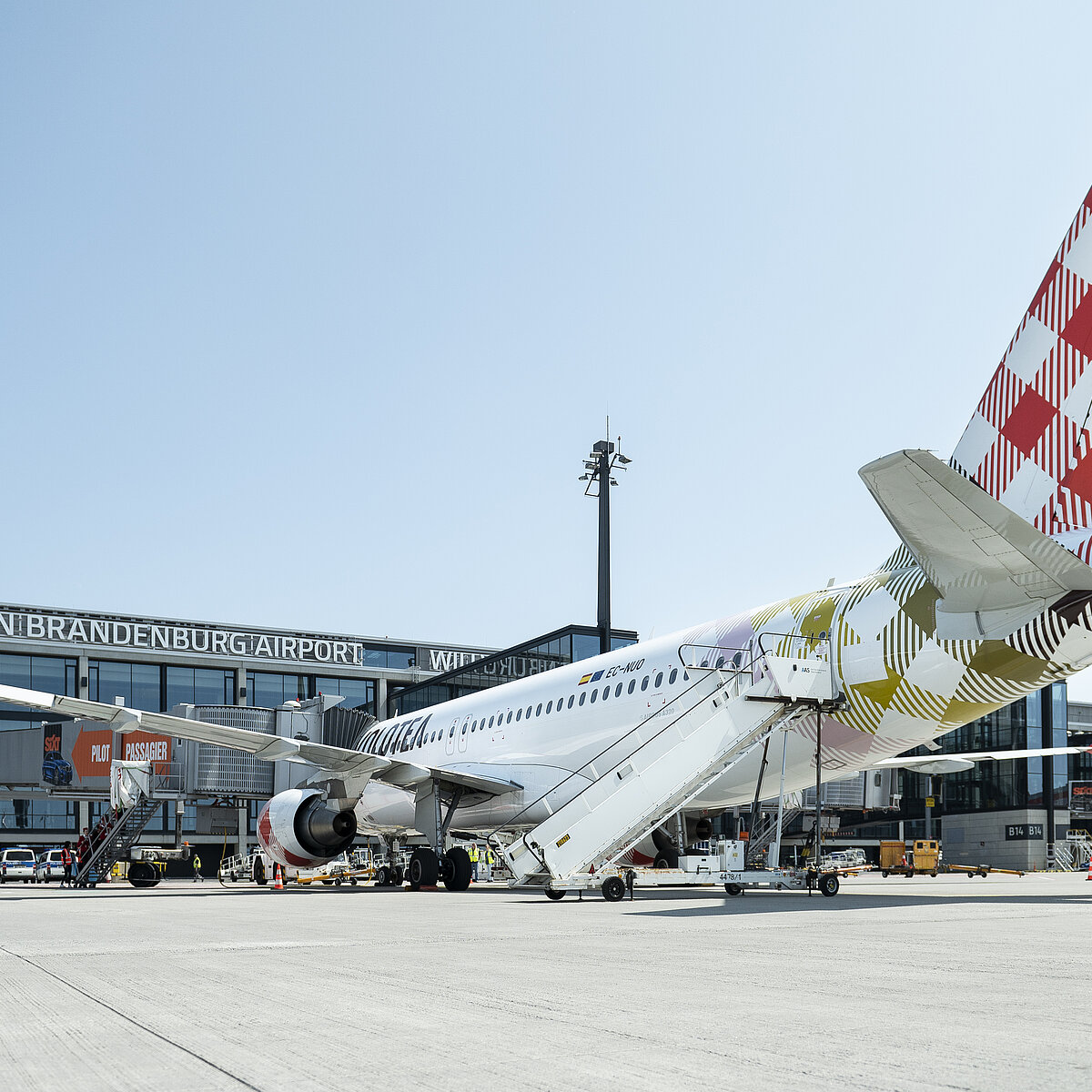 Maschine der Fluggesellschaft Volotea auf dem Rollfeld