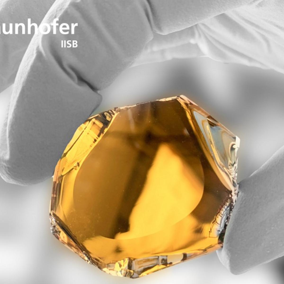 Aluminiumnitridkristall mit 43 mm Durchmesser, der am Fraunhofer IISB in der Gruppe Nitridmaterialien gezüchtet wurde - das erste Mal, dass das in einer Forschungseinrichtung gelungen ist.