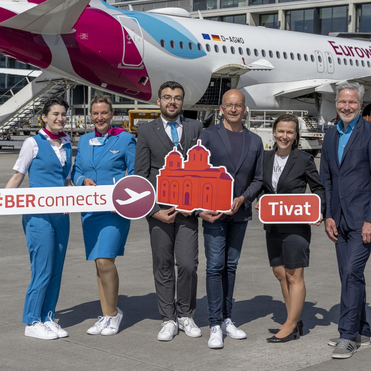 Folgende Personen stehen vor der Eurowings Maschine: Stefan Nitert, Stationsleitung Eurowings (3.v.r.), Katy Krüger, Leiterin Terminal Management, Flughafen Berlin Brandenburg GmbH (2.v.r.), Andreas Ley, Referent Business Development Aviation, Flughafen Berlin Brandenburg GmbH (1.v.r.) und Eurowings-Crew freuen sich über den Erstflug in die Küstenstadt an der Bucht von Kotor.