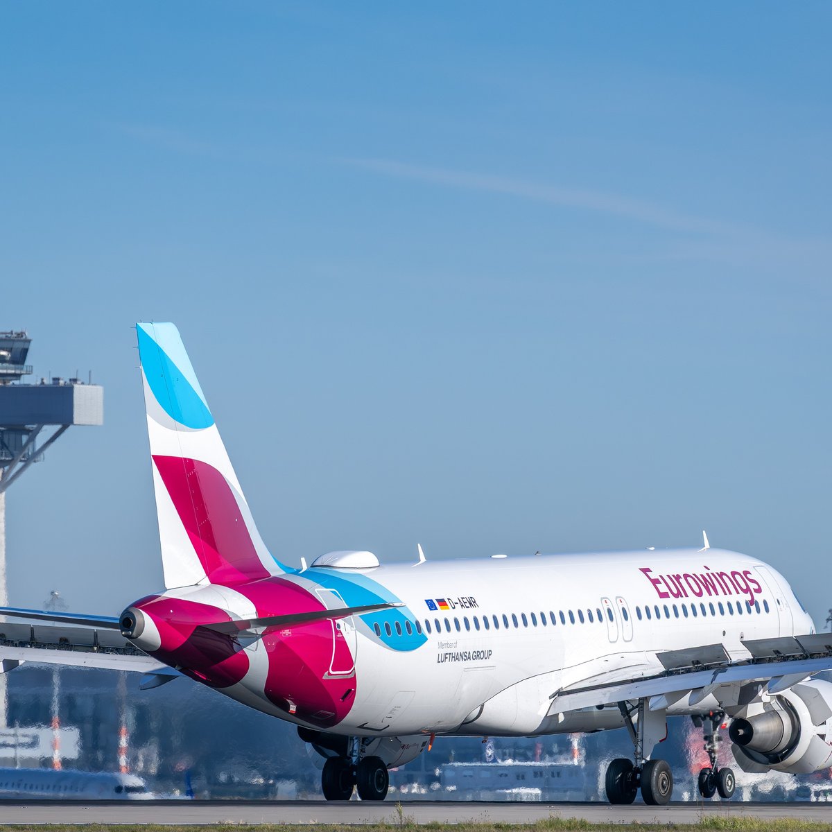 Eurowings Maschine auf dem Vorfeld des BER im Hintergrund der Tower