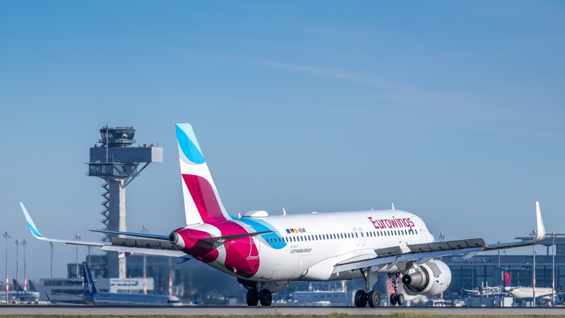Eurowings Maschine auf dem Vorfeld des BER im Hintergrund der Tower
