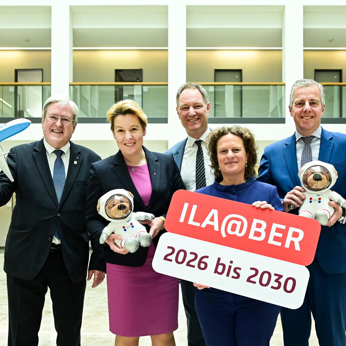 Bild zur Nachricht Zukunft der ILA bis 2030 gesichert mit Prof. Dr.-Ing. Jörg Steinbach, Wirtschaftsminister des Landes Brandenburg; Franziska Giffey, Senatorin für Wirtschaft, Energie und Betriebe; Dr. Mario Tobias, CEO der Messe Berlin; Aletta von Massenbach, Vorsitzende der Geschäftsführung der Flughafen Berlin Brandenburg GmbH; Martin Kroell, Mitglied des Präsidiums des Bundesverbands der Deutschen Luft- und Raumfahrtindustrie (BDLI)