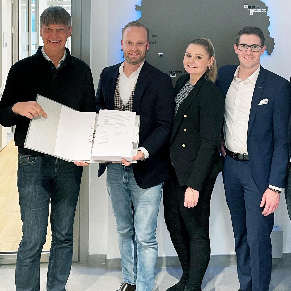 Gruppenfoto der Vertragspartner