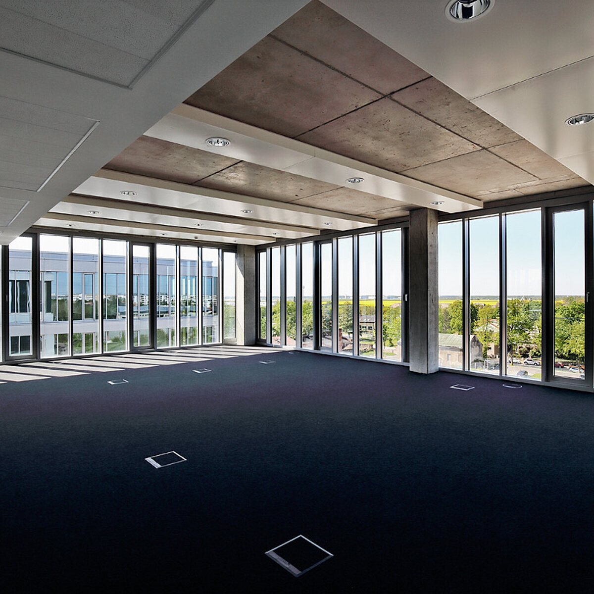 Foto vom Innenraum des neu eröffneten Bürogebäudes HUB3 in Schönefeld