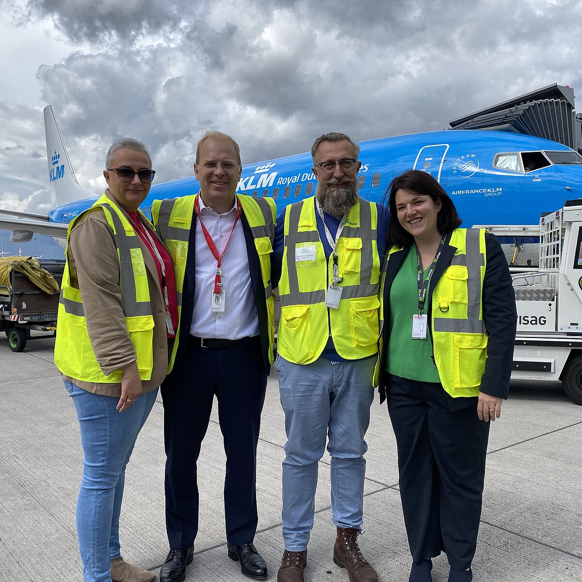Bild auf dem Vorfeld am BER mit folgenden Personen: Carmen Ruck (COO WISAG Aviation Service Holding), Roland Rückert (Geschäftsführer HiSERV), Paul Edwards (Projektleiter „Ready for Green“, WISAG Aviation Service Holding) Angela Stuhr (CFO WISAG Aviation Service Holding)