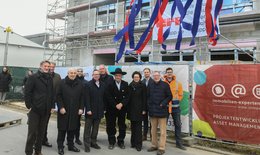 Foto: Richtfest Campus "Am Oktogon" in Berlin-Adlershof mit: Marcus Buder, Berliner Sparkasse, Dr. Christoph Keim, Aufsichtsratsvorsitzender der Bauherrengesellschaft, Rolf Lechner, Vorstand immobilien-experten-ag., Stephan Zergiebel, Berliner Sparkasse, Oliver Igel, Bezirksbürgermeister Treptow-Köpenick, Klaus Pahl, Prokurist und technischer Leiter immobilien-experten-ag. Marius Andreiu, Polier des Generalunternehmers Lupp, Mareike Lechner, Vorständin immobilien-experten-ag. Rudolf Wolff, Oberbauleiter des Generalunternehmers Lupp, Gunter Bürk, Geschäftsführender Gesellschafter GBP Architekten, Nils Köppe, Bauleiter des Generalunternehmers Lupp