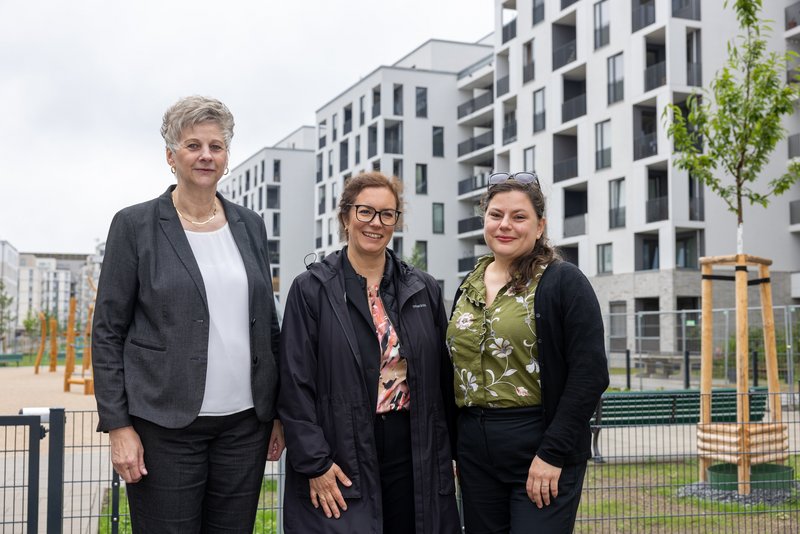 (v. l. n. r.): Karin Richter, Niederlassungsleiterin Berlin der OFB Projektentwicklung, Saidah Bojens, Niederlassungsleiterin Berlin und Sachsen bei Instone Real Estate, sowie Eva Majewski Sparacino, Bezirksstadträtin für Stadtentwicklung und Facility Management des Bezirks Tempelhof-Schöneberg