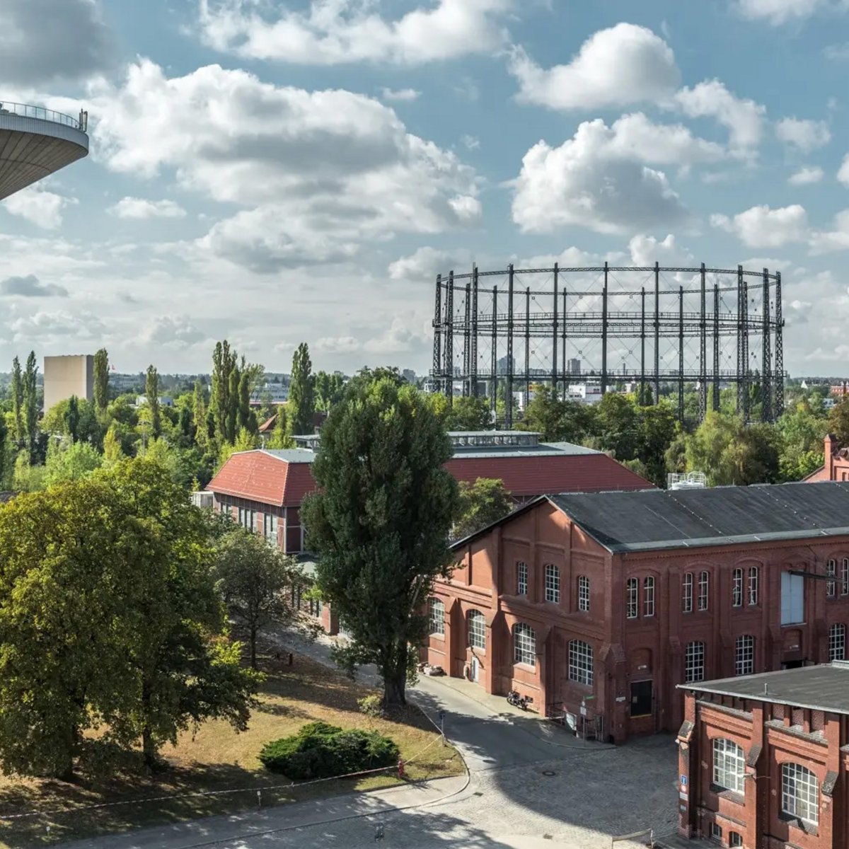 Aufnahme vom Marienpark Berlin mit Gasometer und Wasserturm